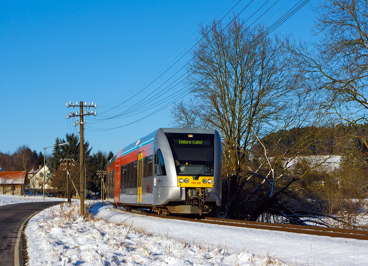 
Der VT 126 ein Stadler GTW 2/6 der HLB (Hessische Landesbahn GmbH) am 28.12.2014 kurz vor dem Haltepunkt Obererbach (bei Altenkirchen/Westerwald). Der Triebzug fährt als RB 90 (ehemals RB 28)  Oberwesterwaldbahn  die Verbindung Au(Sieg)-Altenkirchen-Hachenburg-Westerburg-Limburg(Lahn).

Der Stadler GTW 2/6 setzt sich aus den NVR-Nummer 95 80 0946 426-3D-HEB / 95 80 0646 426-6D-HEB / 95 80 0946 926-2 D-HEB zusammen.