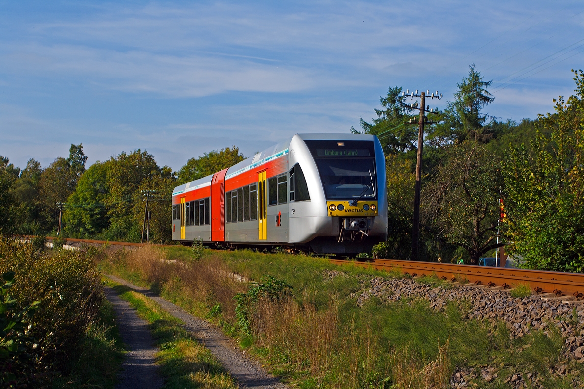 Der VT 128 der vectus Verkehrsgesellschaft mbH (ein Stadler GTW 2/6) am 24.09.2013 kurz vor dem Bahnhof Unnau-Korb. 

Er fhrt als RB 28 die Strecke Au/Sieg-Altenkirchen-Hachenburg-Westerburg-Limburg/Lahn (Oberwesterwaldbahn - KBS 461). 

Der Triebwagen mit den NVR-Nummern  95 80 0946 428-9D-VCT / 95 80 0646 428-2 D-VCT und 95 80 0946 928-8 D-VCT wurde 2001 bei DWA unter der Fabrik-Nummer 526/010 gebaut.