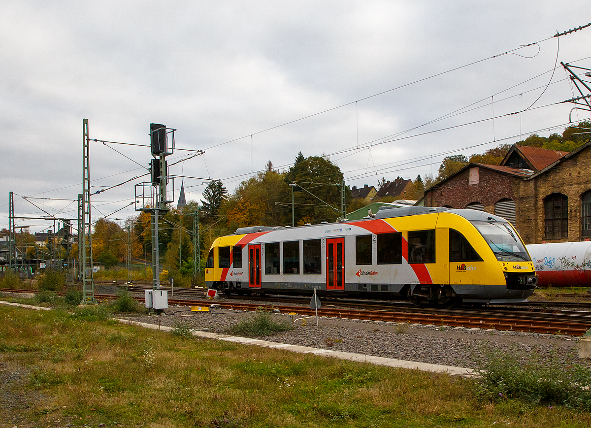 Der VT 202 Abp (95 80 0640 102-9 D-HEB) ein Alstom Coradia LINT 27 der (Hessische Landesbahn) fährt am 27.10.2021, als RB 90  Westerwald-Sieg-Bahn  (Siegen - Betzdorf/Sieg - Au/Sieg - Altenkirchen – Westerburg), von Betzdorf/Sieg weiter in Richtung Au.

Der Triebwagen wurde 2004 Alstom (LHB) in Salzgitter unter der Fabriknummer 1187-002 für die vectus Verkehrsgesellschaft mbH gebaut, mit dem Fahrplanwechsel am 14.12.2014 wurden alle Fahrzeuge der vectus nun Eigentum der HLB.