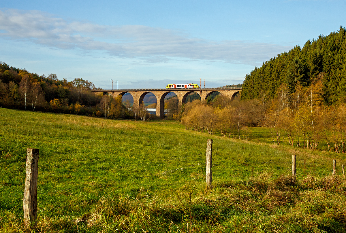 
Der VT 206 (95 80 0640 106-0 D-HEB), ein Alstom Coradia LINT 27 der HLB (Hessische Landesbahn) fährt am 01.11.2017, als RB 95  Sieg-Dill.Bahn  Siegen - Dillenburg, über den Rudersdorfer Viadukt in Richtung Dillenburg.