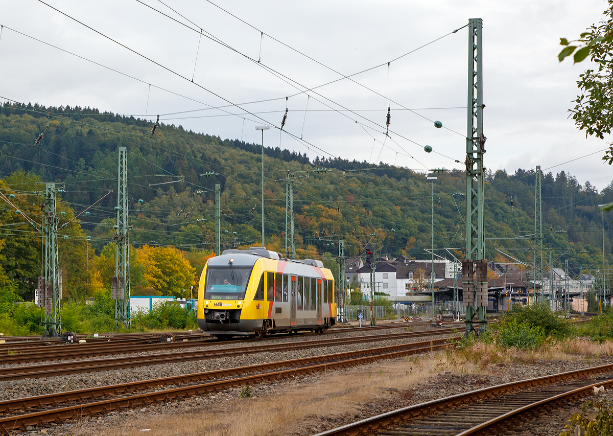 
Der VT 207 ABp (95 80 0640 107-8 D-HEB) ein Alstom Coradia LINT 27 der HLB (Hessische Landesbahn), ex VT 207 der vectus, fährt am 04.10.2015 vom Bahnhof Betzdorf/Sieg, als RB 95  Sieg-Dill-Bahn  (Dillenburg - Siegen - Au/Sieg), weiter in Richtung Au/Sieg. 

Einen lieben Gruß an den netten Triebwagenführer zurück. 

Eine Entschuldigung von mir an alle netten Tf von mir: Leider sehe ich nicht immer gleich Eure netten Grüße durch den Sucher, zudem fällt es mir schwer eine Hand von meiner Kamera zu nehmen. Ich freue mich aber über Eure Grüße immer wieder sehr, auch wenn ich sie erst später am PC sehe ;-)))