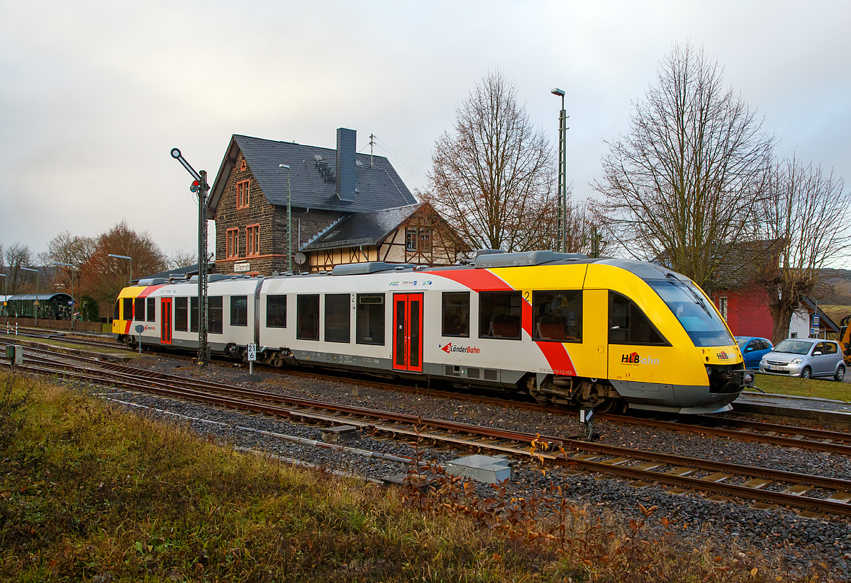 
Der VT 252 (95 80 0648 152-6 D-HEB / 95 80 0648 652-5 D-HEB) ein Alstom Coradia LINT 41 der HLB Hessenbahn GmbH fährt am 02.12.2016, als RB 90    Westerwald-Sieg-Bahn  Siegen-Betzdorf-Au(Sieg)-Altenkirchen-Hachenburg-Westerburg-Limburg(Lahn), vom Bahnhof Wilsenroth weiter in Richtung Limburg an der Lahn.