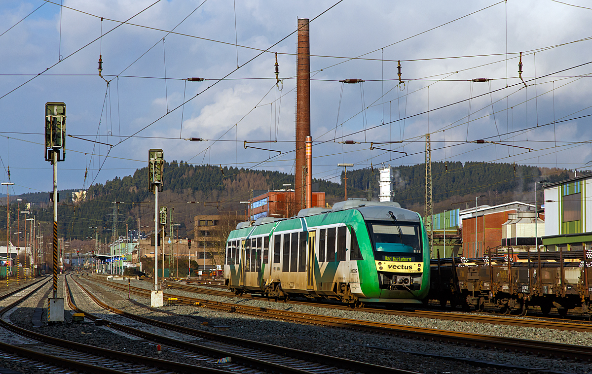 
Der VT 260 (95 80 0648 160-9 D-HEB / 95 80 0648 660-8 D-HEB) ein Alstom Coradia LINT 41 der HLB (Hessische Landesbahn), ex Vectus VT 260 (noch im vectus-Outfit), hier am 21.02.2015 kurz vor der Einfahrt in den Bahnhof Siegen-Geisweid. 

Er fährt als DreiLänderBahn RB 93  Rothaarbahn  (Siegen Hbf - Kreuztal - Bad Berleburg).