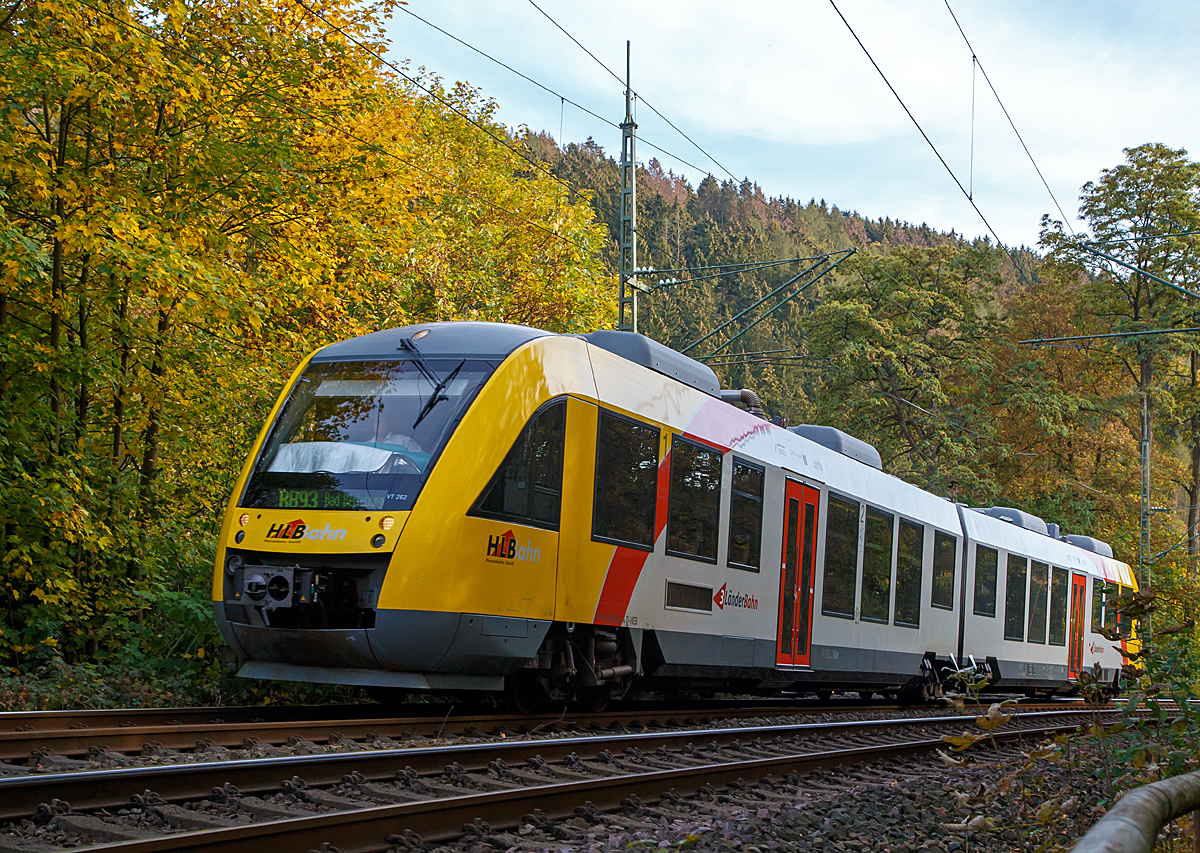 
Der  VT 262 (95 80 0648 162-5 D-HEB / 95 80 0648 662-4 D-HEB) ein LINT 41 der HLB (Hessische Landesbahn) erreicht am 08.10.2018, als RB 93 Rothaarbahn (Betzdorf- Siegen - Bad Berleburg), bald den Bahnhof Kirchen/Sieg.