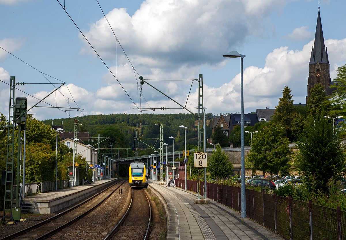 Der VT 263 (95 80 0648 163-3 D-HEB / 95 80 0648 663-2 D-HEB) ein Alstom Coradia LINT 41 der HLB (Hessische Landesbahn), hat am 21.08.2021, als RB 93  Rothaarbahn  (Betzdorf - Siegen - Kreuztal - Bad Berleburg), dem Bahnhof Kirchen (Sieg) ereicht. 