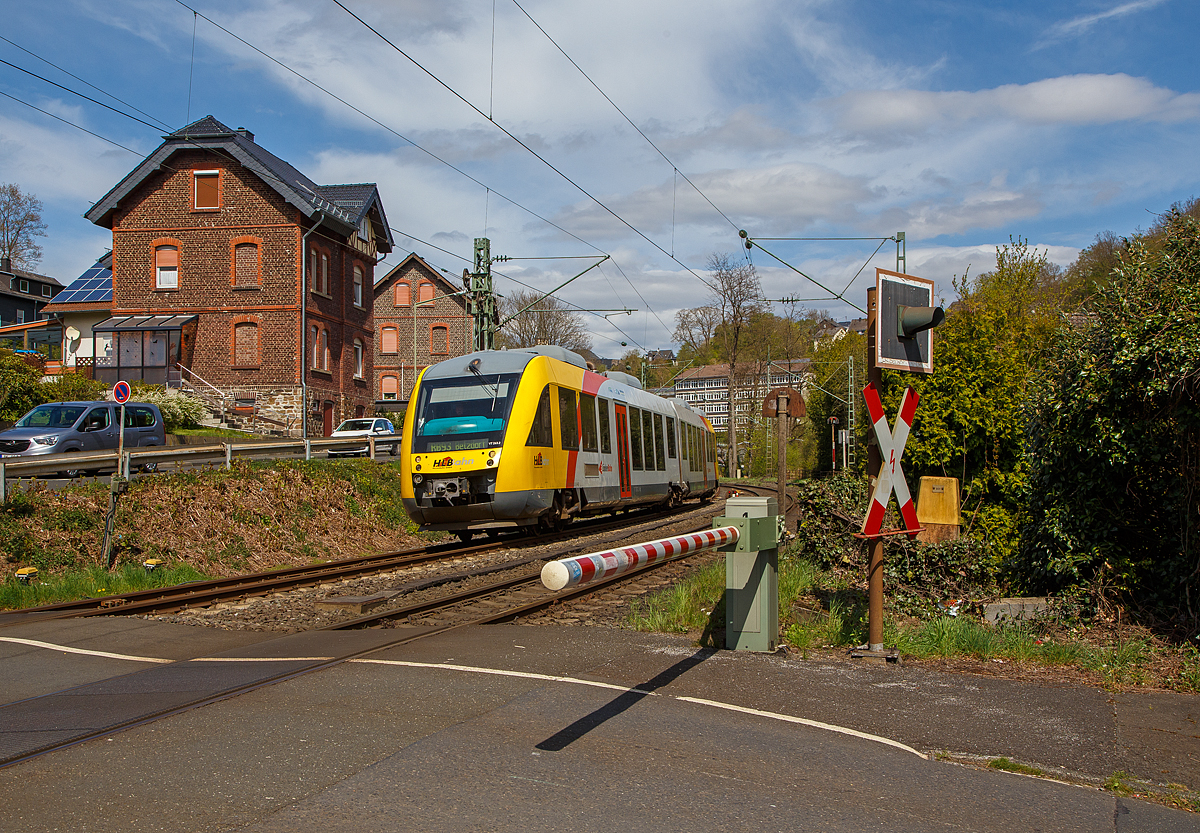 Der VT 263 (95 80 0648 163-3 D-HEB / 95 80 0648 663-2 D-HEB) ein Alstom Coradia LINT 41 der HLB (Hessische Landesbahn), fährt am 21.04.2022, als RB 93  Rothaarbahn  (Bad Berleburg - Kreuztal - Siegen - Betzdorf), von Kirchen (Sieg) weiter in Richtung Betzdorf.