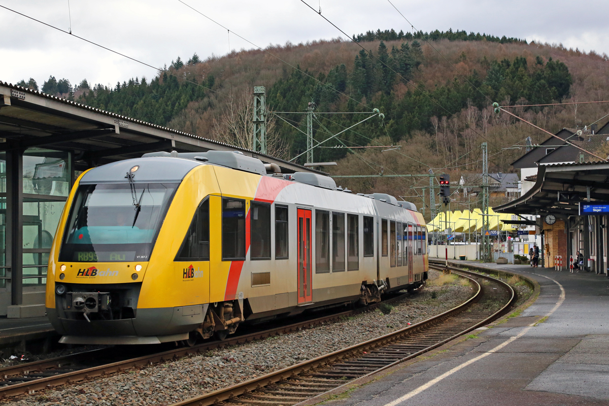 
Der VT 267 ( 95 80 0648 167-4 D-HEB / 95 80 0648 667-3 D-HEB) ein Alstom Coradia LINT 41 der HLB Hessenbahn GmbH fährt am 10.01.2015 als RB 95  Sieg-Dill-Bahn   Dillenburg - Siegen - Au/Sieg in den Bahnhof Betzdorf/Sieg ein.

Der Alstom Coradia LINT 41 wurde 2004 von Alstom (LHB) in Salzgitter unter der Fabriknummer 1188-017 für die vectus Verkehrsgesellschaft mbH gebaut, mit dem Fahrplanwechsel am 14.12.2014 wurden alle Fahrzeuge der vectus nun zum Eigentum der HLB.