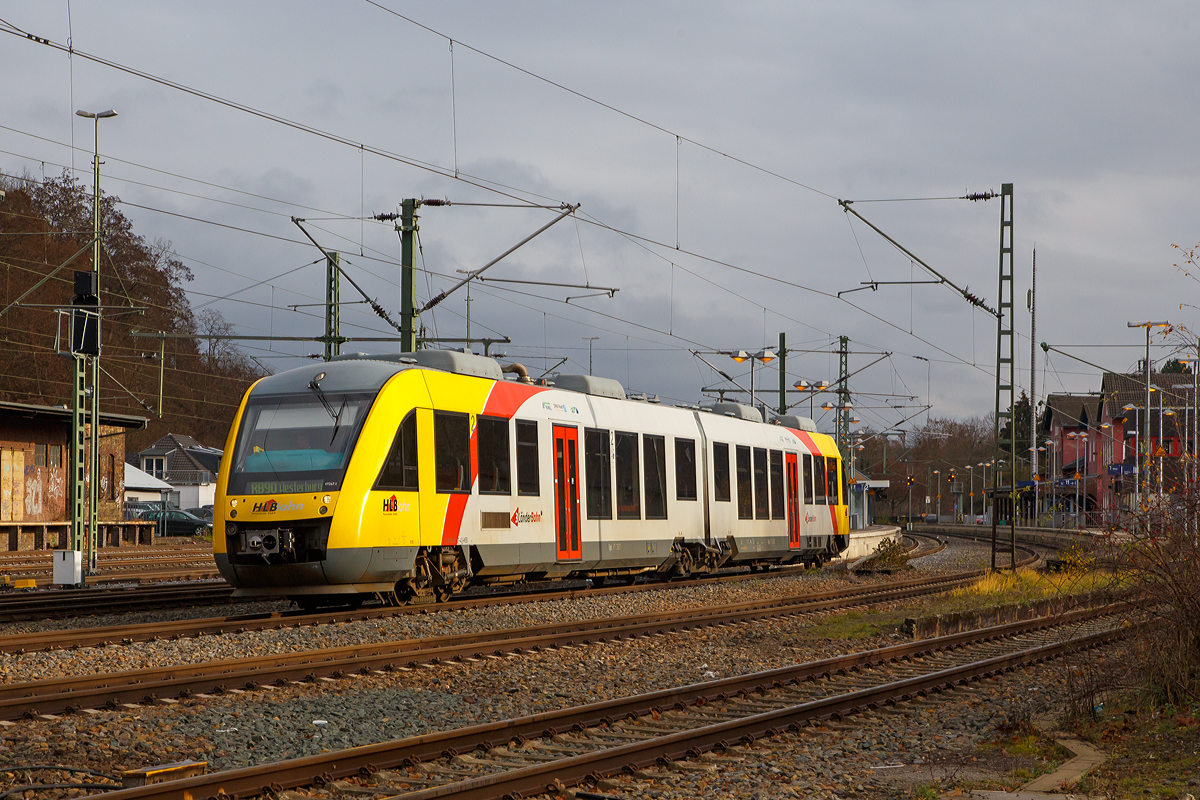 
Der VT 267 (95 80 0648 167-4 D-HEB / 95 80 0648 667-3 D-HEB) ein Alstom Coradia LINT 41 der HLB (Hessische Landesbahn) verlässt am 01.12.2018, als RB 90 nach Westerburg, den Bahnhof Au (Sieg).