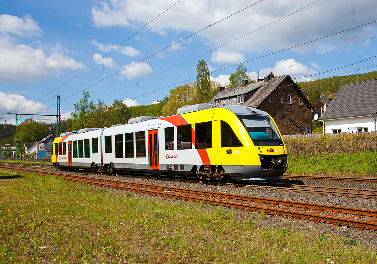 
Der VT 267 (95 80 0648 167-4 D-HEB / 95 80 0648 667-3 D-HEB) ein Alstom Coradia LINT 41 der HLB (Hessische Landesbahn), hat am 29.04.2019 den Bf Brachbach/Sieg verlassen und fährt als RB 93  Rothaarbahn   weiter in Richtung Siegen.