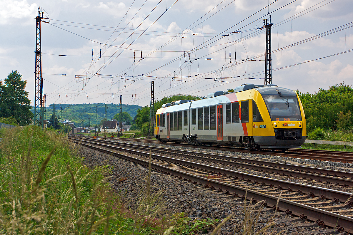 
Der VT 280 (95 80 0648 020-5 D-HEB / 95 80 0648 520-4 D-HEB) ein LINT 41 der HLB (Hessische Landesbahn) fhrt am 02.06.2014 von Dutenhofen weiter in Richtung Gieen. Er fhrt als RB 25 / RB 35 die Verbindung Limburg/Lahn - Wetzlar - Gieen - Fulda, (bis Gieen als RB 25  Lahntalbahn , dann weiter als RB 35  Vogelsbergbahn  bis Fulda), der nchste Halt ist Gieen.  

Der LINT 41 wurde 2011 bei Alstom gebaut. 