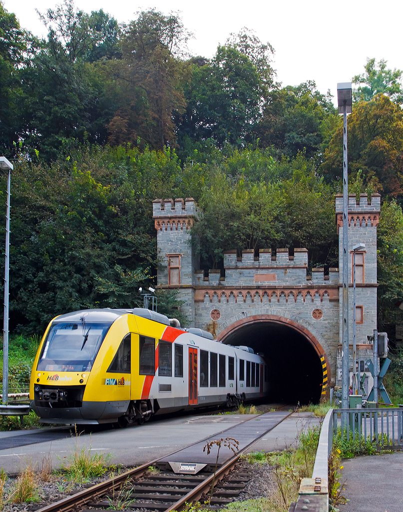 
Der VT 282 ( 95 80 0648 022-1 D-HEB / 95 80 0648 522-0 D-HEB) ein LINT 41 der HLB (Hessische Landesbahn) kommt am 20.09.2014 aus dem 302 m langem Weilburger Tunnel und erreicht gleich, nach dem überqueren der Lahn, den Bahnhof Weilburg. 
Er fährt als RB 25 / RB 35 die Verbindung Limburg/Lahn - Wetzlar - Gießen - Fulda, (bis Gießen RB 25  Lahntalbahn , dann weiter als RB 35  Vogelsbergbahn  bis Fulda.