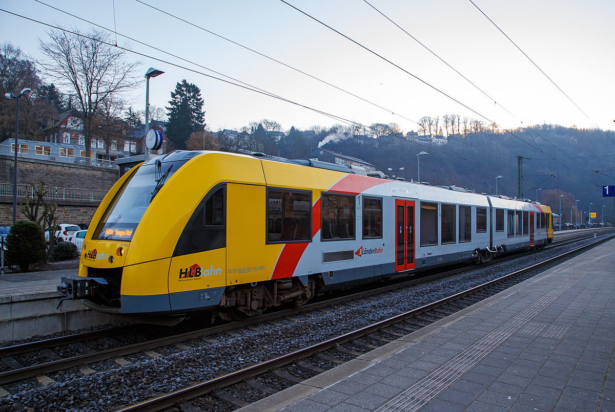 Der VT 502 (95 80 1648 102-9 D-HEB / 95 80 1648 602-8 D-HEB), ein Alstom Coradia LINT 41 der neuen Gerneration, der HLB (Hessische Landesbahn GmbH) am 12.01.2022 beim Halt im Bahnhof Kirchen (Sieg). Er fährt als RB 90  Westerwald-Sieg-Bahn  die Verbindung Limburg a. d. Lahn - Westerburg - Altenkirchen – Au (Sieg) – Siegen Hbf.