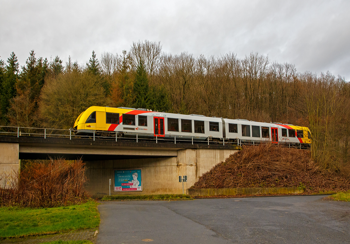 
Der VT 503 (95 80 1648 103-7 D-HEB / 95 80 1648 603-6 D-HEB) der HLB (Hessische Landesbahn GmbH), ein Alstom Coradia LINT 41 der neuen Generation, verlässt als RB 96  Hellertalbahn  am 14.12.2019 Herdorf-Sassenroth in Richtung Herdorf.