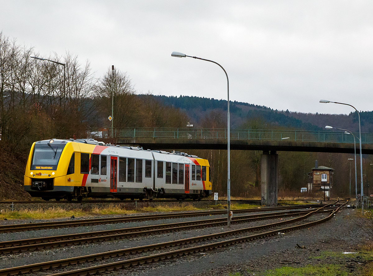 
Der VT 506 (95 80 1648 106-0 D-HEB / 95 80 1648 606-9 D-HEB) ein Alstom Coradia LINT 41 der neuen Generation der HLB (Hessische Landesbahn GmbH) hat am 24.12.2017 den Bahnhof Herdorf verlassen und fhrt als RB 96  Hellertalbahn  weiter in Richtung Neunkirchen (Siegerland).