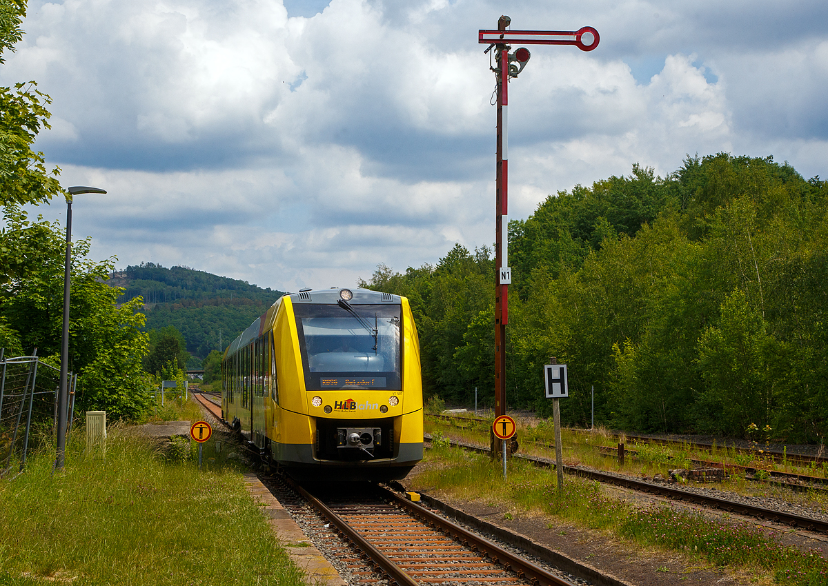 Der VT 507 (95 80 1648 107-8 D-HEB / 95 80 1648 607-7 D-HEB) der HLB (Hessische Landesbahn GmbH), ein Alstom Coradia LINT 41 der neuen Generation, erreicht am 04.06.2022 als RB 96  Hellertalbahn  Dillenburg – Haiger - Neunkirchen - Herdorf - Betzdorf (Umlauf 61778) den Bahnhof Herdorf. 