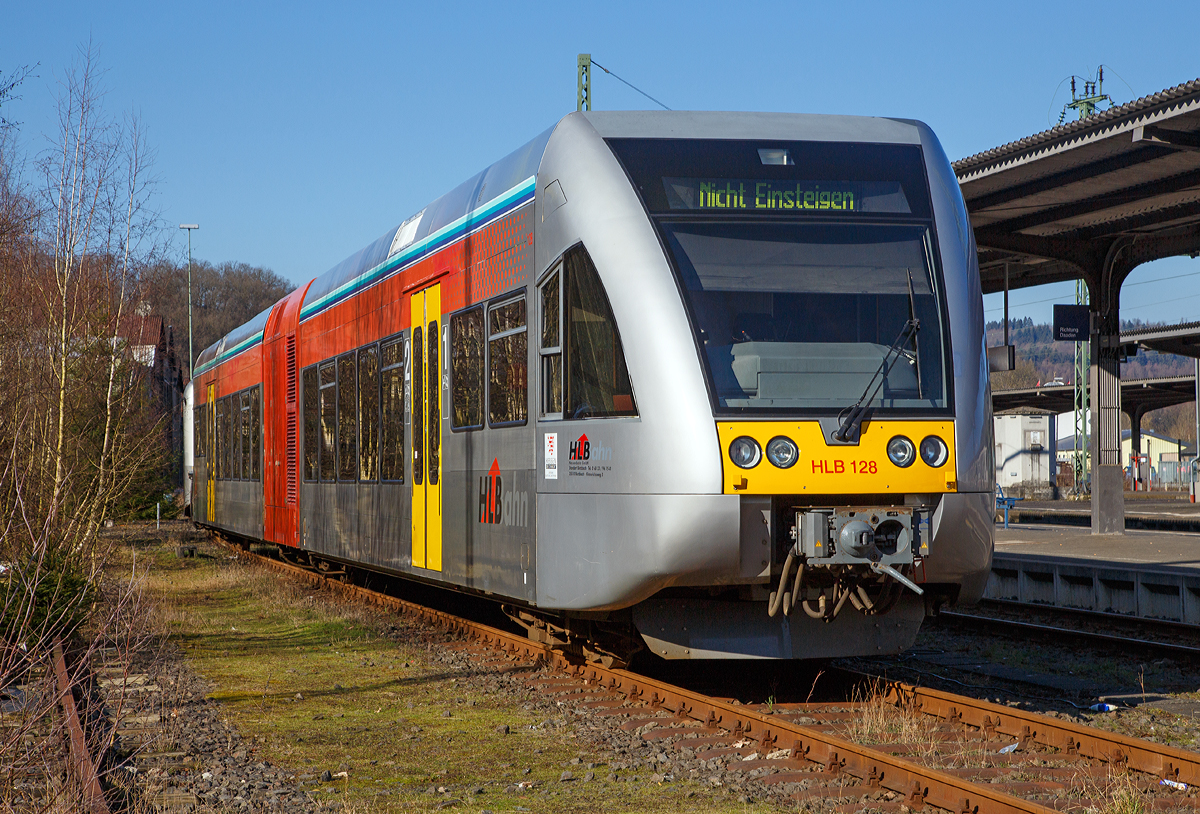 
Der VT 526 128 (95 80 0646 428-2 D-HEB / 95 80 0946 928-8 D-HEB / 95 80 0946 428-9 D-HEB) ein Stadler GTW 2/6 der HLB (Hessische Landesbahn GmbH), ex VT 128 der vectus, ist am 16.02.2016 in Betzdorf/Sieg abgestellt. 

Der Triebwagen wurde 2001 von der Deutsche Waggonbau AG unter der Fabriknummer 526/010 gebaut.