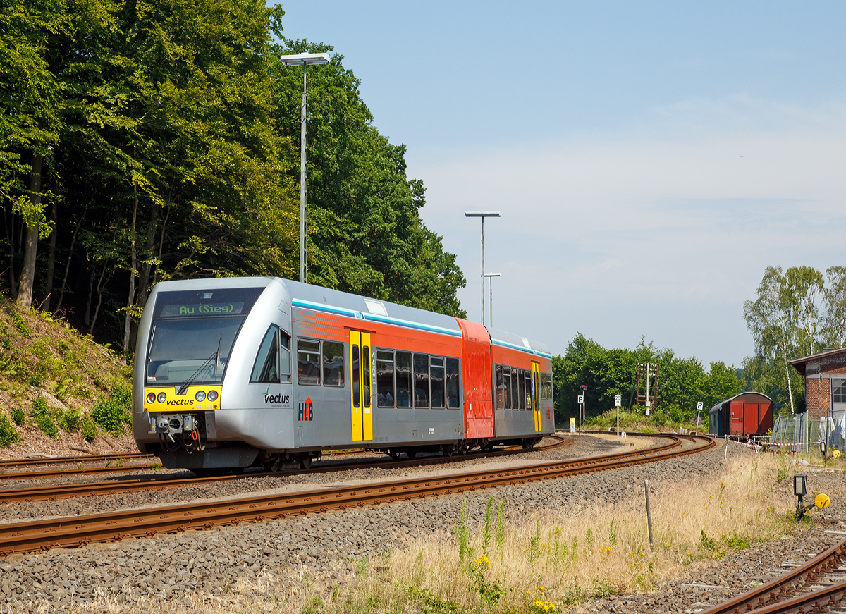 
Der VT 526 128 ein Stadler GTW 2/6 der HLB (Hessische Landesbahn GmbH), ex VT 128 der vectus, fährt am 05.07.2015 vom Bahnhof Westerburg, als RB 90   Oberwesterwaldbahn  die Verbindung Limburg(Lahn) - Westerburg - Hachenburg - Altenkirchen - Au (Sieg), weiter in Richtung Au.

Der Triebwagen mit den NVR-Nummern 95 80 0946 428-9D-HEB / 95 80 0646 428-2 D-HEB und 95 80 0946 928-8 D-HEB wurde 2001 bei DWA unter der Fabrik-Nummer 526/010 gebaut. 