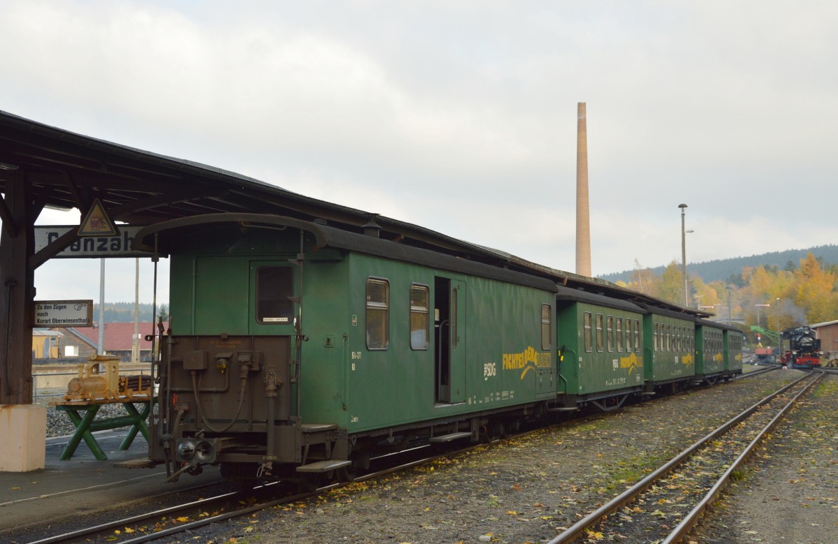 Der Wagenpark des P 1009 am 26.10.2015 in Cranzahl.