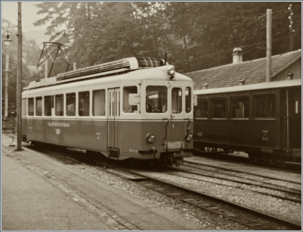 Der Waldenburgerbahn BDe 4/4 N° 1 (SWP/BBC 1953) in Waldenburg beim Umfahren seines Zugs. 

Analogbild vom 26. Sept. 1981 