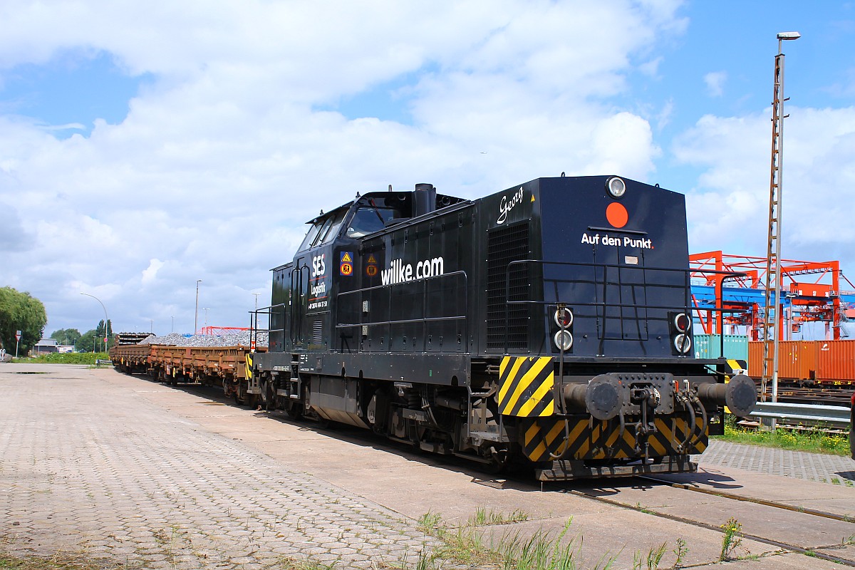 Der war mal rot der  Georg ...nun ist er schwarz und fährt weiterhin für die SES Logistik unter der Nummer 9280 293 005-5 D-SES. Hier steht er mit einem kurzen Bauzug abgestellt in HH-Waltershof/Dradenau. 26.07.2015