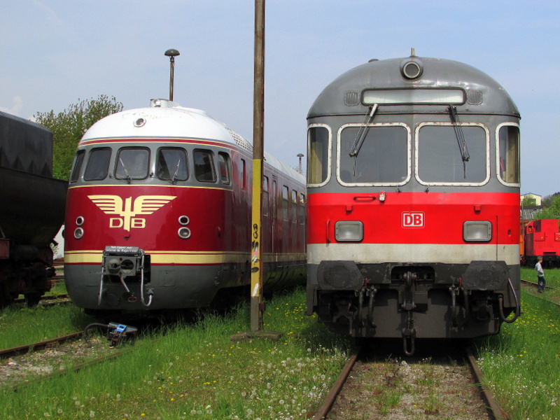 Der Weltmeisterzug und ein Steuerwagen im DLW Meiningen am 26.April.2014