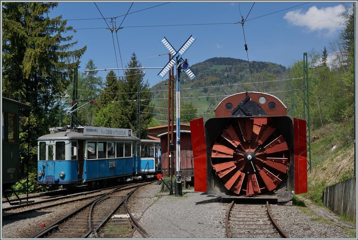 Der Winter ist (endlich) vorbei und die bunten Züge der Blonay - Chamby Bahn rollen wieder. 
Chaulin, den 8 Mai 2016