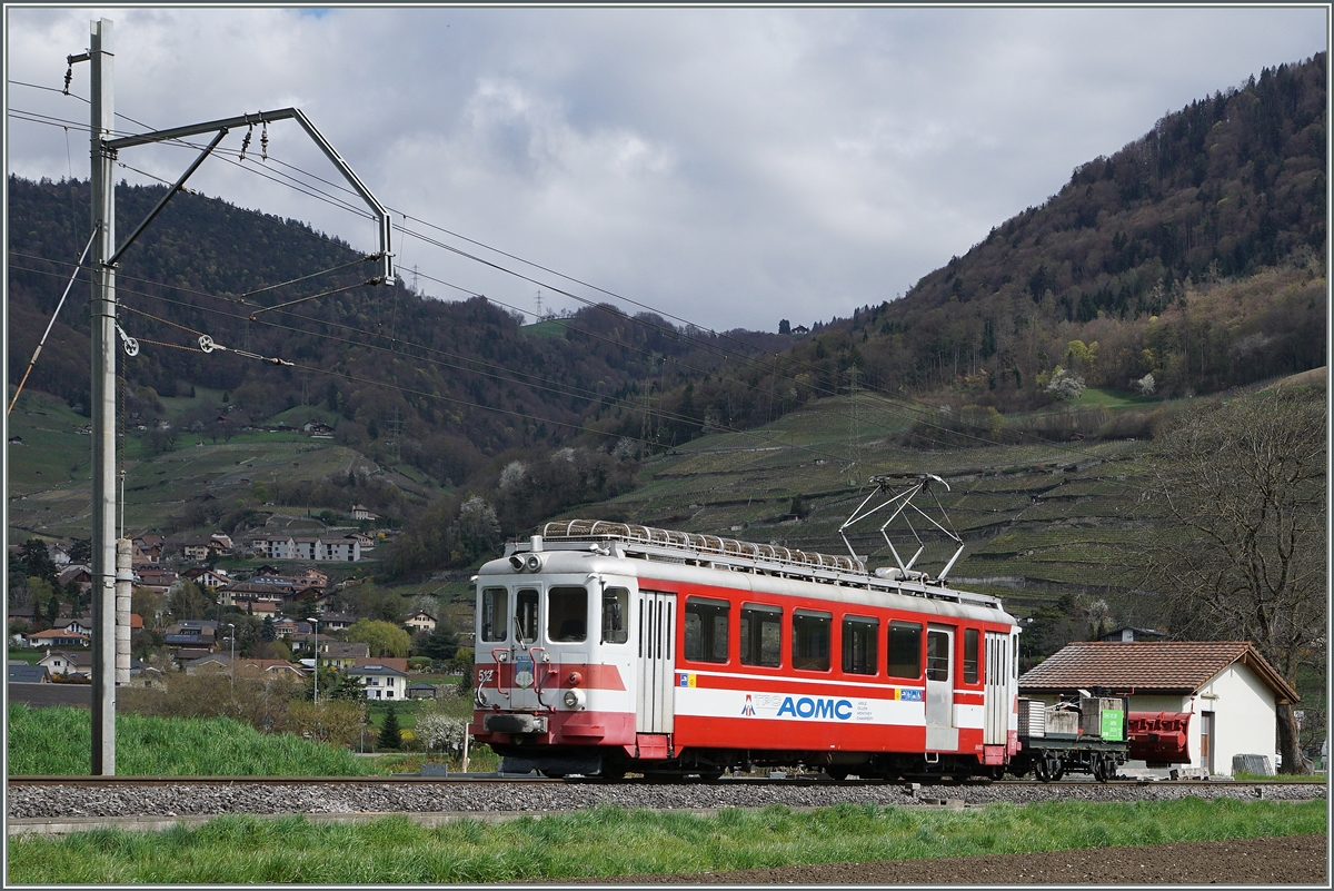 Der Winter ist vorbei! Der AOMC Xeh 4/4 512  Val d'Illiez  fhrt mit dem X2 957 Richtung Aigle. Es drfte eine der letzten Fahrten des Xeh sein, denn schon ab dem 25. April 2016 wird die AOMC fr einen freizgigeren Fahrzeugaustauch den brigen TPC Strecken (AL/ASD) angeglichen, wobei nur die Beh 4/8 591 und 592 fr das andere Stromsystem und Zahnstange umgerstet werden. Bei Villy, den 7. April 2016