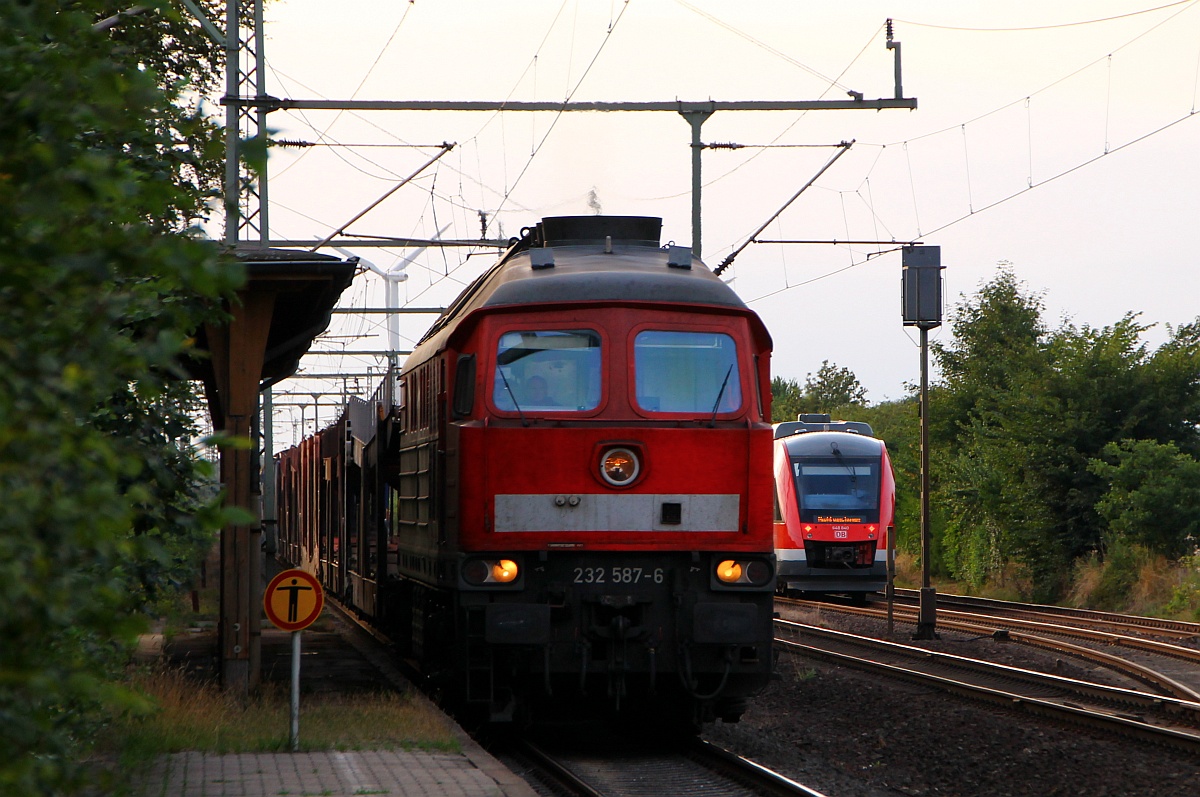 Der wohl letzte Marschbahnumleiter in diesem Jahr kam in Form von 232 587-6 und musste im Bhf von Jübek warten da der Lint im Hintergrund Vorrang bekam. Jübek 04.08.2014