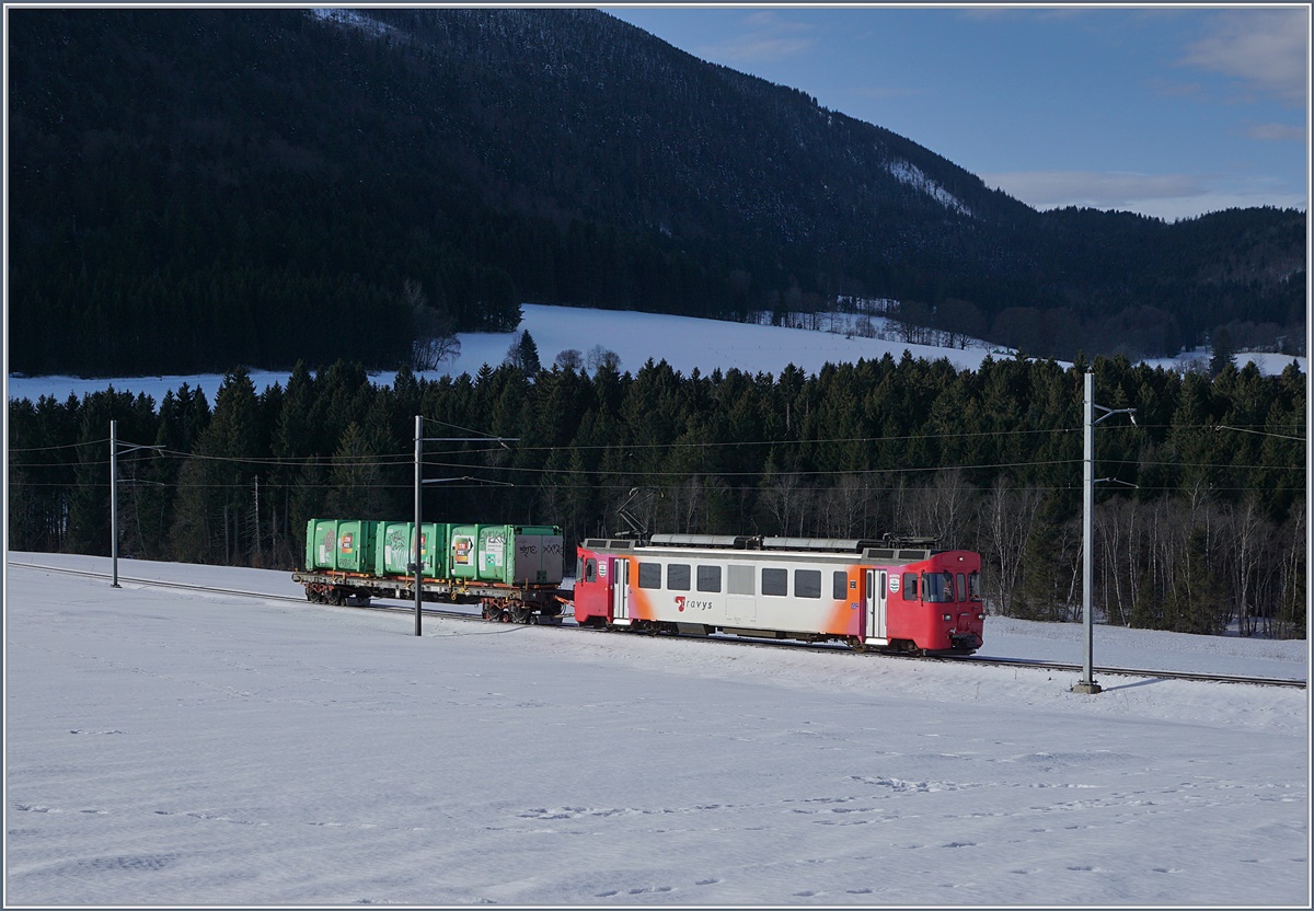 Der YSteC Be4/4 N° 1 ist mit einem kurzen Güterzug kurz vor Ste-Croix unterwegs.
14. Feb. 2017