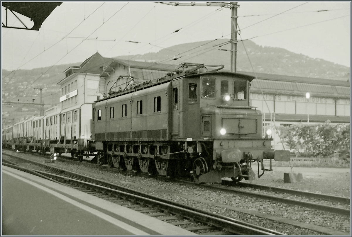 Der Zirkus kommt! Und dies mit der Bahn: eine Ae 4/7 rangiert in Vevey ihren angekommen Zug zur Entladerampe. 

Analogbild als S/W Version vom Oktober 1995