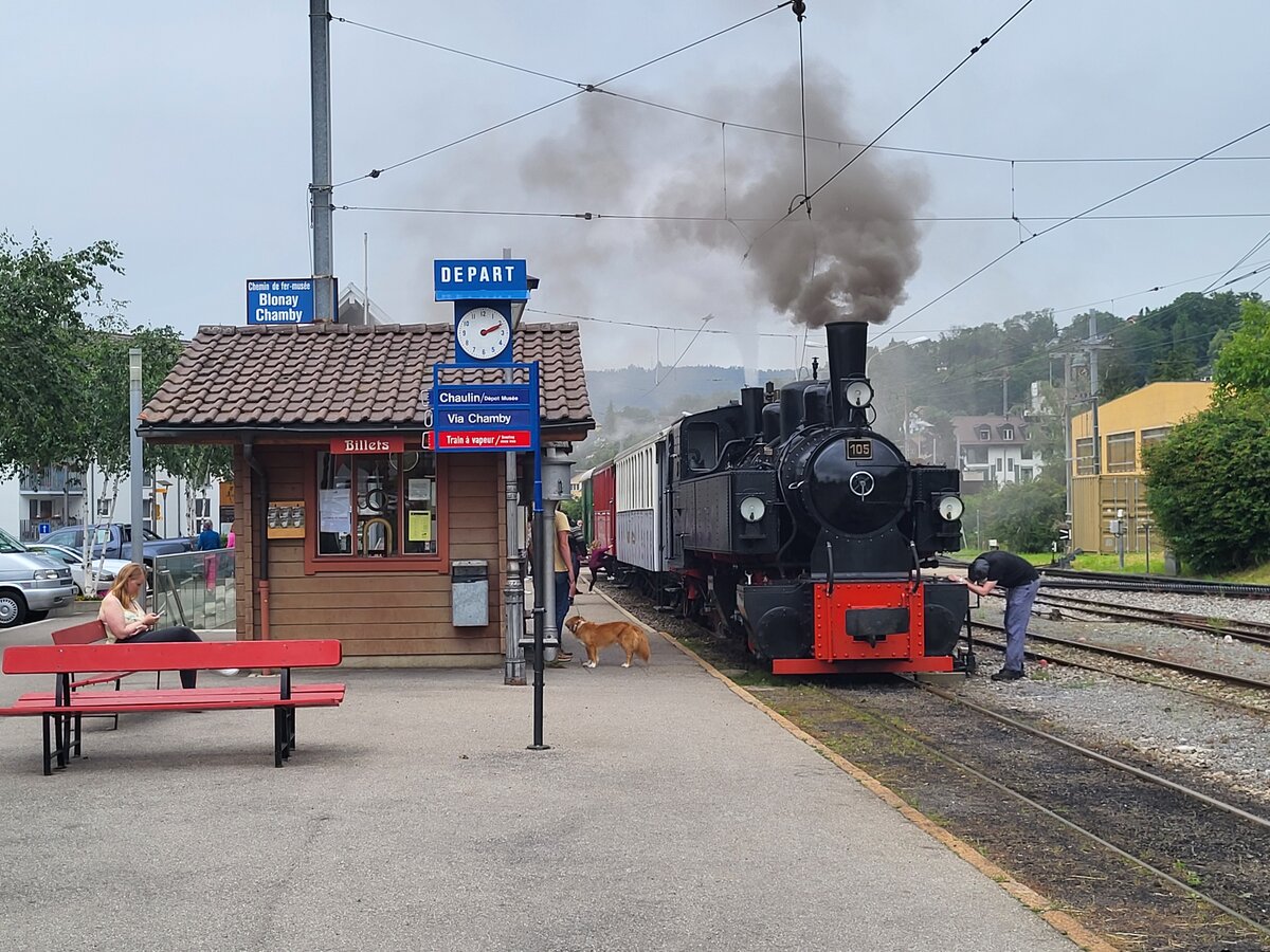 Der Zug nach Chaulin mit der SEG G 2x 2/2 105 der Blonay-Chamby Bahn wird in Blonay für die baldige Abfahrt vorbereitet.
8. Juni 2024