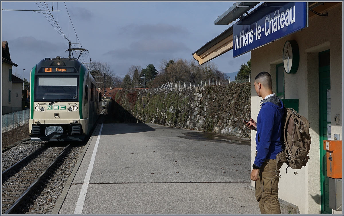 Der Zug nach Morges erreicht Vufflens le Château. 
3. März 2017