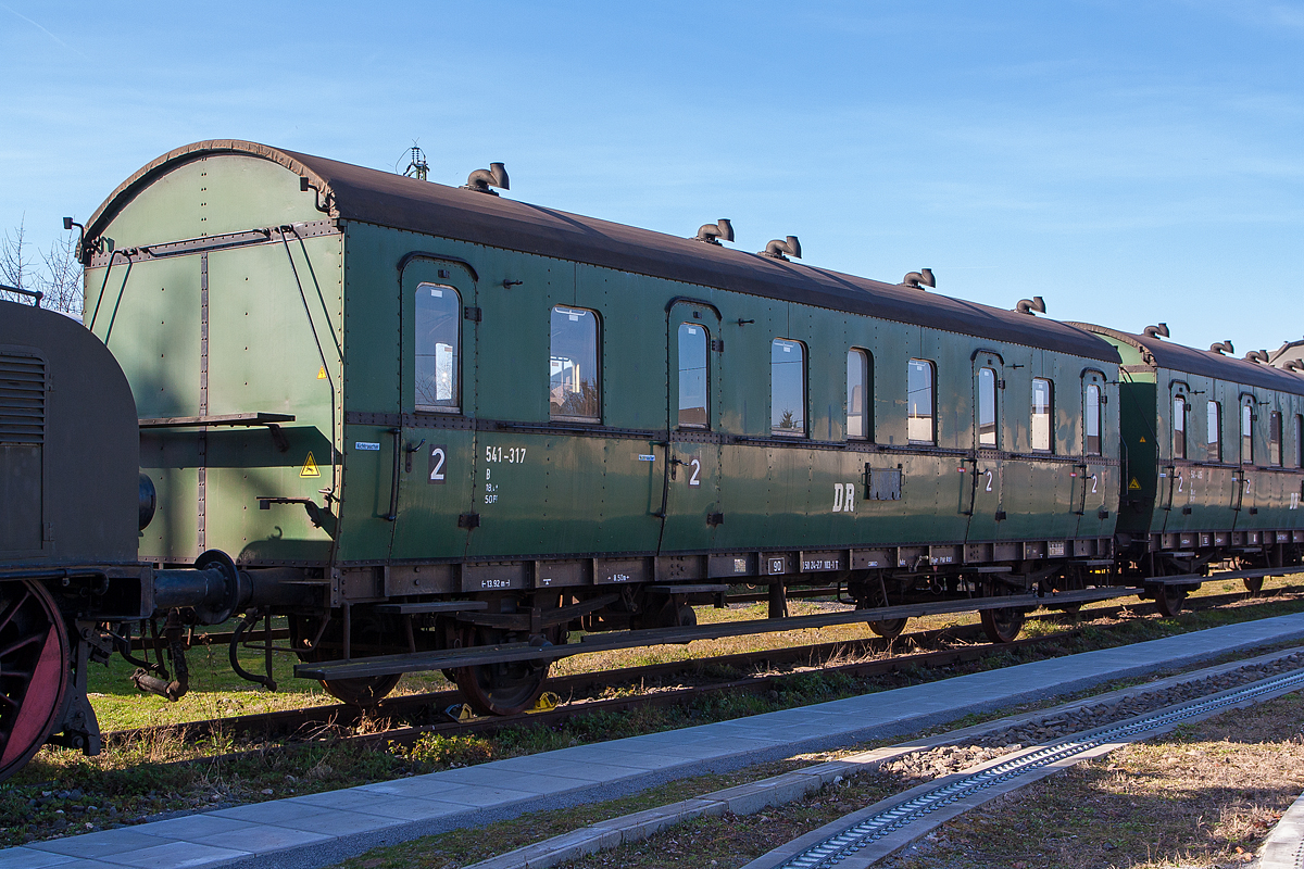 Der zweiachsige 2. Klasse Reisezugwagen 50 50 24 -27 103-1, ex DR 541-317 der Gattung B 659, ex Tr-WG2 am 09.03.2014 im DB Museum Koblenz-Ltzel.

Der Wagen wurde 1927 von Linke-Hofmann-Werke Aktiengesellschaft in Breslau gebaut. Aktuell (seit 2019)  ist der Wagen leihweise bei der Rennsteigbahn und trgt nun die neue Nummer 50 80 24-27 103-5 D-RSBG.

TECHNISCHE DATEN:
Spurweite: 1.435 mm (Normalspur)
Lnge ber Puffer: 13.920 mm
Achsabstand: 8.500 mm
Gesamtgewicht: 18,4 t
Hchstgeschwindigkeit: 90 km/h
Sitzpltze : 50
Bremse: KKgbr