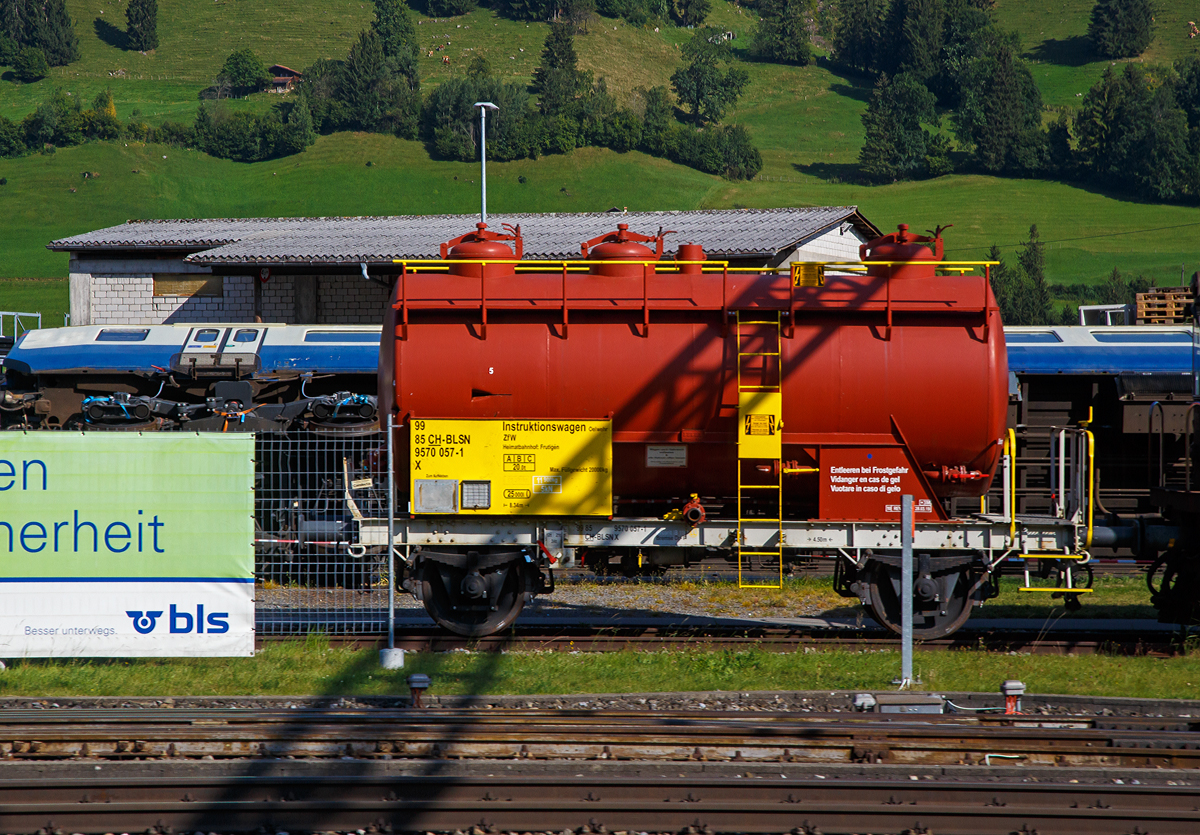 Der zweiachsige BLS Instruktionswagen Oelwehr ZfW (Kesselwagen bzw. Zisternenwagen), X 99 85 9570 057 - 1 CH – BLSN, ex BLS X 40 63 94 07 057, der BLS Netz AG abgestellt am 08.09.2021 beim Bahnhof Frutigen im Berner Oberland, aufgenommen aus einem Zug heraus.

TECHNISCHE DATEN (laut Anschriften):
Baujahr: 1947
Spurweite: 1.435 mm (Normalspur)
Länge über Puffer: 8.340 mm
Achsabstand: 4.500 mm
Eigengewicht: 11.900 kg
Max. Ladegewicht: 20 t (ab Streckenklasse A)
Max. Volumen: 25.000 l
Bremse: Dr (Drolshammer-Bremse)