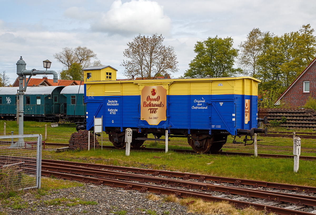 Der zweiachsige gedeckter Güterwagen G 10 mit Bremserhaus „ Karlsruhe 47103“ (heutige UIC-Nr. 49 80 1200 345-1 D-MKO) der MKO - Museumseisenbahn Küstenbahn Ostfriesland e. V. am 01.05.2022 auf dem Museumsareal in Norden, gleich neben dem Bahnhof Norden.

Der G 10 ist ein zweiachsiger gedeckter Güterwagen der so genannten Verbandsbauart. Diese und andere Wagentypen der ehemaligen Königlich Preußischen Eisenbahn Verwaltung wurden konstruiert und gefertigt nach Zeichnungen und Vorschriften des ehemaligen deutschen Staatswagenverbandes von 1910. Der Typ G 10 wurde in großen Stückzahlen mit und ohne Bremserhaus gebaut und war praktisch in ganz Europa anzutreffen.
 
Der Wagen Karlsruhe 47103 wurde zuletzt als Bahnhofswagen im Rangierbahnhof Emden als Brikettwagen eingesetzt. Mit dem Niedergang der Massentransporte im Emder Hafen geriet der G 10 aufs Abstellgleis. Im Februar 1999 konnte die MKO das Wrack übernehmen und nach Norden überführen. Dort wurde das Fahrzeug vollständig restauriert, das nicht mehr vorhandene Bremserhaus wurde nach Originalzeichnungen rekonstruiert. In den Wagen wurde ein Generator mit 75 kVA Leistung eingebaut, er versorgt den MKO-Zug mit der nötigen Energie für die Zugheizung und Beleuchtung. Seit Beginn der Fahrsaison 2000 ist der Wagen bei der MKO im Einsatz.

TECHNISCHE DATEN:
Hersteller: unbekannt
Baujahr: 1922
Bauart: G 10
Wagennummer DRG/DB: Karlsruhe 47103
Spurweite: 1.435 mm (Normalspur)
Anzahl der Achsen: 2
Länge über Puffer: 9.600 mm
Wagengewicht: 11.300 kg
Tragfähigkeit: 17.500 kg
Ladefläche: 21,3 m²
