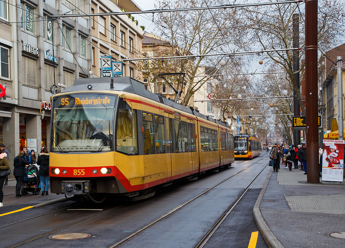 Der Zweisystem-Stadtbahn-Triebzug AVG 855, ein DUEWAG GT8-100D/2S-M, der AVG Albtal-Verkehrs-Gesellschaft mbH (AVG 851) am 12.09.2017, als Linie S 5 zur Rheinbergstraße, in Karlsruhe an der Station Marktplatz.

Ab 1997 wurde die zweite Generation Zweisystem-Stadtbahnwagen ausgeliefert. Durch moderne Drehstromtechnik war es möglich, die Einstiegshöhe auf 55 cm abzusenken. Somit kann man an Stationen, die mit Bahnsteigen dieser Höhe ausgestattet sind, niveaugleich in die Fahrzeuge eintreten oder einrollen. Doch auch an Stationen mit 38 oder 76 cm hohen Bahnsteigen wird das Ein- und Aussteigen erleichtert, denn es ist nur noch eine Stufe zu überwinden.

Die neuen Fahrzeuge werden statt von zwei Gleichstrom- von vier Drehstrommotoren angetrieben, jeder der Drehstrommotoren treibt eine Achse an. Auch die Karosserie erhielt ein Facelift. Das Design ist etwas runder und wirkt dadurch moderner und gefälliger.

Beibehalten wurde die Ausstattung in zahlreichen Bereichen mit zwei Systemen, dem der DB wie dem von AVG und VBK, z. B verfügen sie über zwei unterschiedliche Funksysteme und über zwei unterschiedliche Sicherungssysteme. Auch die automatische Umschaltung von einer Strom- und Betriebsart auf die andere wurde selbstverständlich beibehalten. Der Triebfahrzeugführer muss nichts machen, das Fahrzeug schaltet an den Systemwechselstellen selbstständig von 750 V auf 15 KV oder umgekehrt um.

Wie auch die erste Generation Zweisystem-Stadtbahnwagen wurden die Fahrzeuge als Zweirichtungsfahrzeuge gebaut. Daher verfügen sie über zwei Fahrerkabinen und jeweils vier Doppeltüren auf jeder Fahrzeugseite. Als Zweirichtungsfahrzeug ist der Wagen an Bug und Heck im Gegensatz zu den Einsystemwagen auch symmetrisch aufgebaut.

Insgesamt wurden 37 Wagen gebaut, die die Nummern 837 bis 844 und 849 bis 877 tragen.

Die Fahrzeuge sind jeweils als Straßenbahnen gemäß der BOStrab und als Eisenbahnfahrzeuge gemäß der EBO zugelassen. Außerdem sind sie steilstreckentauglich, so dass sie z.B. auf der Murgtalbahn auch auf dem Steilstreckenabschnitt zwischen Baiersbronn und Freudenstadt Hbf eingesetzt werden dürfen.

TECHNISCHE DATEN:
Baujahr: 1997 – 2000
Spurweite: 1.435 mm (Normalspur)
Achsanordnung:  B'2'2'B'
Anzahl der Achsen: 8 (davon 4 angetriebene Achsen)
Länge über Kupplung: 37.610 mm
Länge über Wagenkasten: 36.570 mm
Drehzapfenabstand: 10.100 mm / 9.770 mm /10.100 mm
Achsabstand im Drehgestell: 1.900 mm
Treibraddurchmesser:  740 mm
Breite: 2.650 mm
Höhe: 3.860 mm
Zahl der Türen: 2 x 4 Doppeltüren
Leergewicht: 58,6 t
Dienstgewicht: 73,5 t (2/3 besetzt)
Höchstgeschwindigkeit: 100 km/h 
Gesamtleistung: 4 x 127 kW
Anzahl der Fahrmotoren: vier
Antrieb: Drehstrommotoren
Beschleunigung: 1,0 m/s²
Bremsverzögerung: 1,6 m/s²
Bremse: Motorbremse, Federspeicherbremse, Schienenbremse
Steuerung: Vektorregelung
Kupplungstyp: Scharfenberg
Sitz-/Stehplätze: 97 / 118
Fußbodenhöhe:  630 mm / 880 mm
Einstiegshöhe: 580 mm
Stromversorgung: 750 V Gleichstrom oder 15 KV 16,7 Hz Wechselstrom
Das Fahrzeug schaltet an den Systemwechselstellen selbstständig von 750 V auf 15 KV oder umgekehrt um.