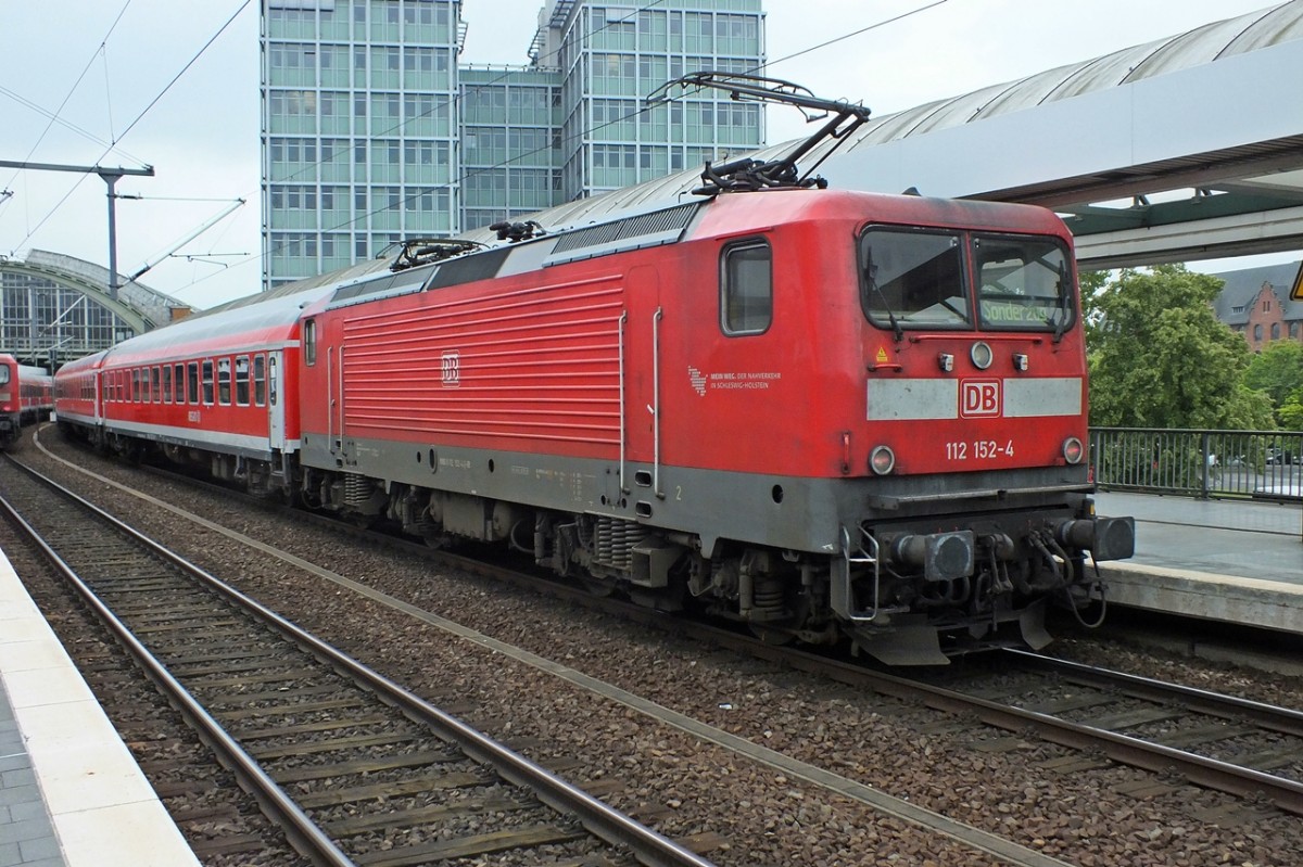 Der zweite Sonderzug, der am 15.5. aus Warnem�nde nach Berlin fuhr, war mit 112 152 bespannt. Im Schietwetter fiel nicht weiter auf, dass beide Loks wohl schon l�nger keine Waschanlage mehr gesehen haben...