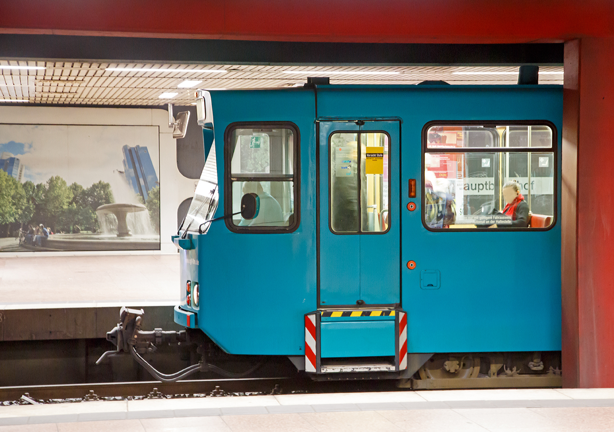 
Detail eines Ptb –Triebwagen der VGF am 24.03.2015 in der Station Frankfurt Hauptbahnhof.

Diese Wagen sind umgebaute Hochflur-Stadtbahnfahrzeugen der Baureihe P zu der heutigen Baureihe Ptb (t für tunnelgängig, b für breit). Deutlich sind die mit rot-weißen Warnmarkierungen versehenen Verbreiterungen an den Türen zu erkennen, die an Hochbahnsteigen den Spalt zum Bahnsteig überbrücken sollen.