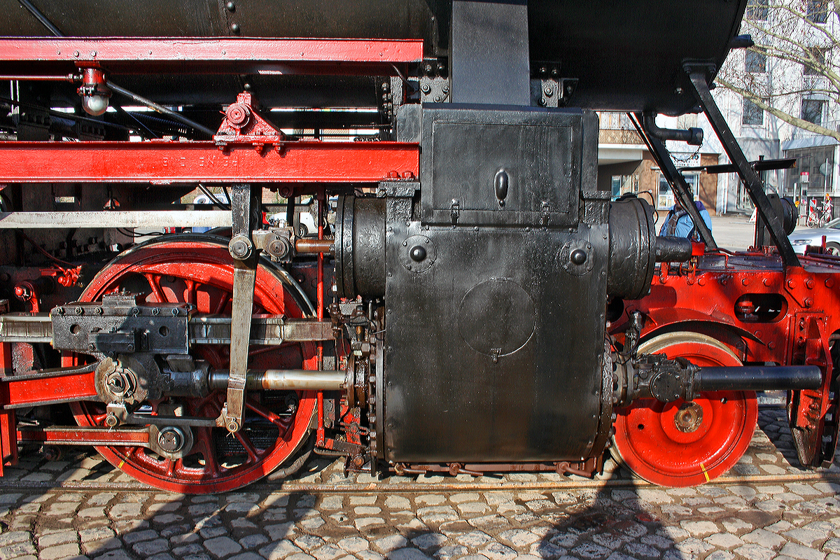 
Detail der Gterzug-Dampflokomotive 52 4867 der HEF, ex GKB 152.4867 (Graz-Kflacher Eisenbahn- und Bergbaugesellschaft), ex BB 152.4867, ex DR 52 4867, aufgenommen am Fahrtag der Historische Eisenbahn Frankfurt e.V. am 30.01.2011 auf der Frankfurter Hafenbahn am Mainufer. 