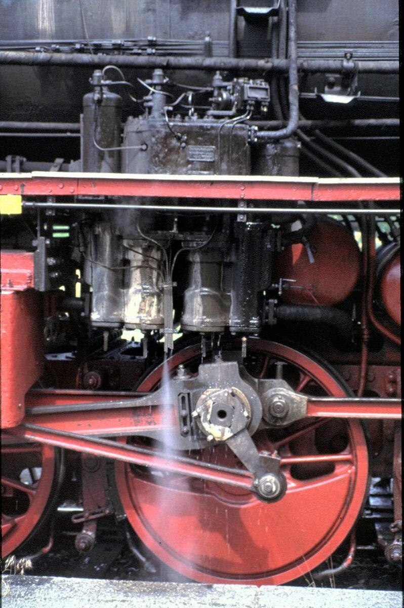 Detailaufnahme Pumpe an der 50 0072 in Nördlingen im Juli 1994.