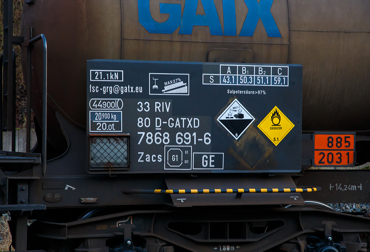 Detailbild der Anschiftentafel am Drehgestell Kesselwagen für Salpetersäure (>98%), der Gattung Zacs, registriert als 33 80 7868 691-66-D-GATXD der GATX Rail Germany GmbH am 28.01.2022 in Herdorf, im Zugverband eines Übergabezuges der KSW.