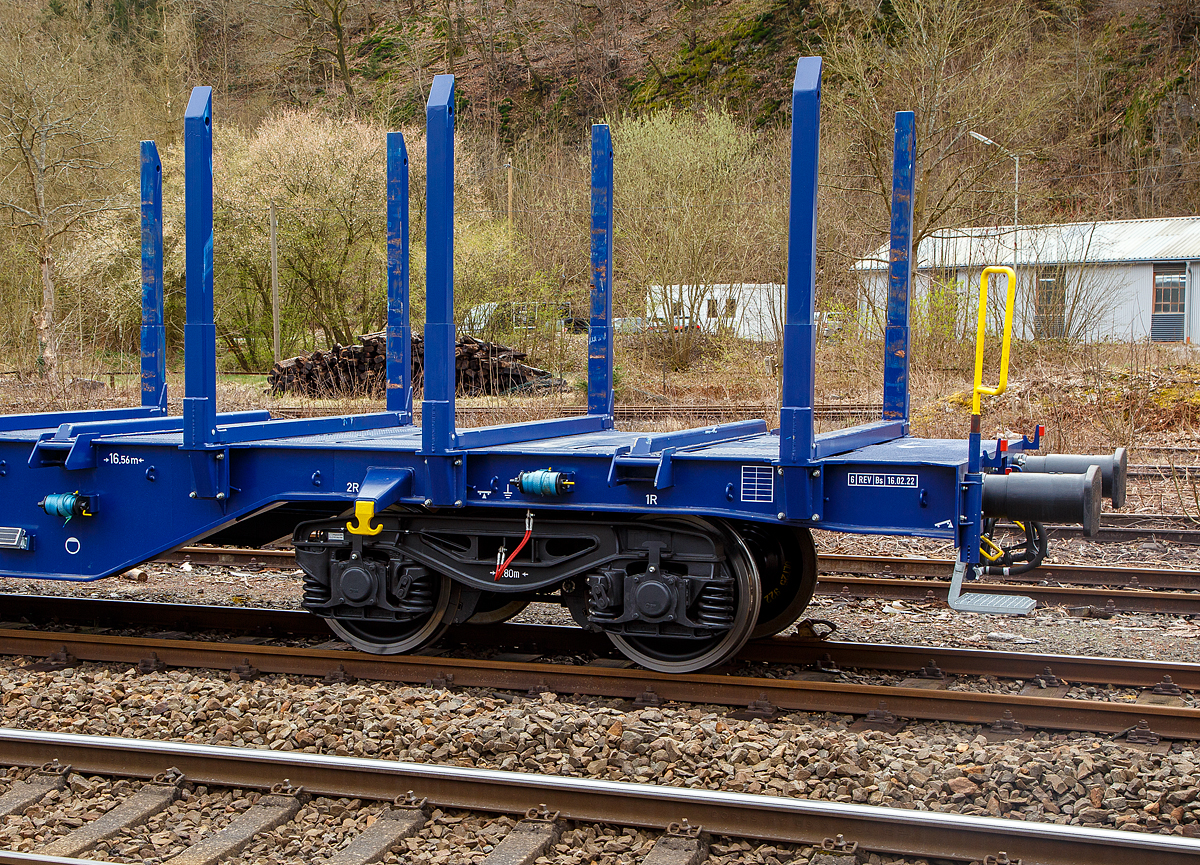 Detailbild von dem vierachsigen Drehgestell-Flachwagen mit Niederbindeeinrichtung, 37 80 4724 176-5 D-ERR, der Gattung Snps 7, der Vermietungsfirma ERR European Rail Rent GmbH (Duisburg), abgestellt am 06.04.2022, für die nächste Beladung Fichten-Rundholz, beim Kleinbahnhof Scheuerfeld/Sieg der Westerwaldbahn (WEBA). 