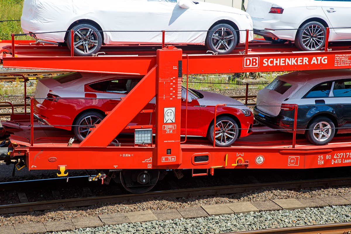 Detailbild von dem Vierachsiger Doppelstock-Autotransportwagen 25 80 4371 796-0 D-ATG, der Gattung Laaers 560 der DB Cargo AG (ex DB Schenker ATG) am 08.07.2017 abgestellt im Zugverband in Kreuztal.