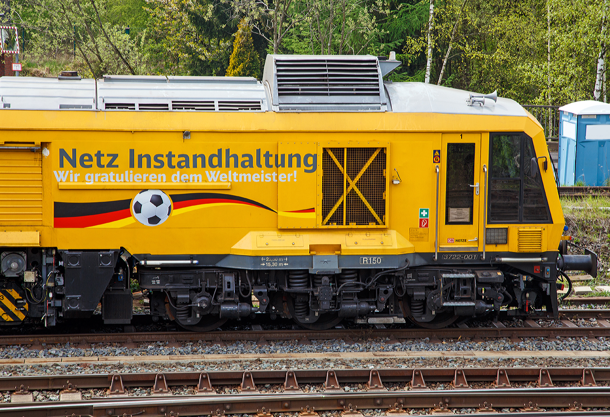 
Detailbild - Der LINSINGER Schienenfräszug SF 03 FFS, Schweres Nebenfahrzeug Nr. D-DB 97 33 07 003 18-4, der DB Netz AG (SFM 601), steht am 04.05.2015 in Kreuztal. 