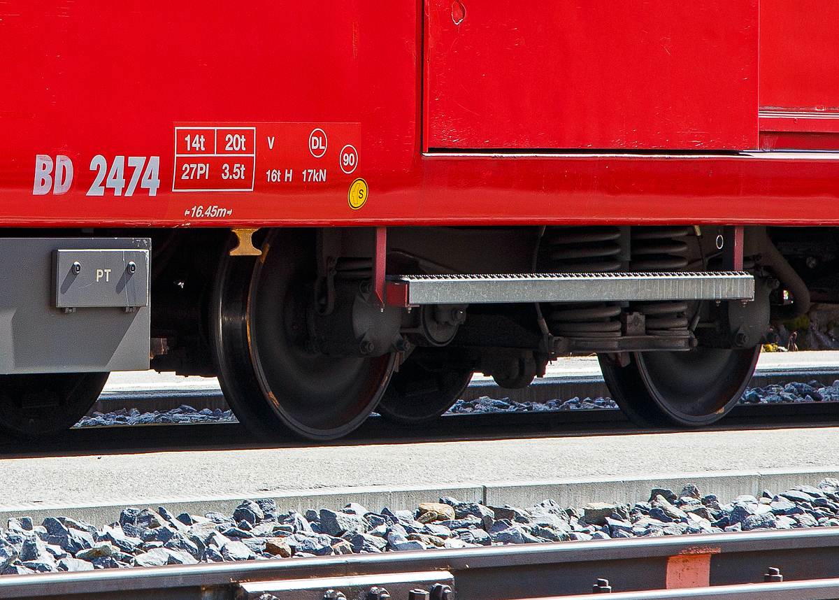 Detailbild des 4-achsige 2.Klasse Personenwagen mit Gepckabteil RhB BD 2474, ein verkrzter Einheitswagen II (EW II bzw. FFA2) mit Aluminiumwagenkasten am 06.09.2021 bei der Station Ospizio Bernina im Zugverband.
