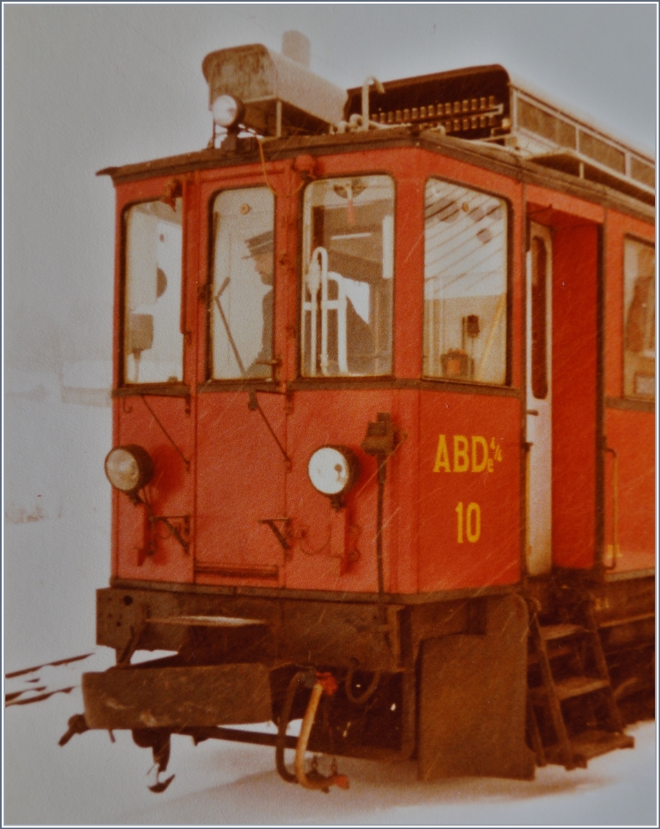 Detailbild der Front des ABDe 4/4 N 10 in La Cure.

28. Nov. 1981