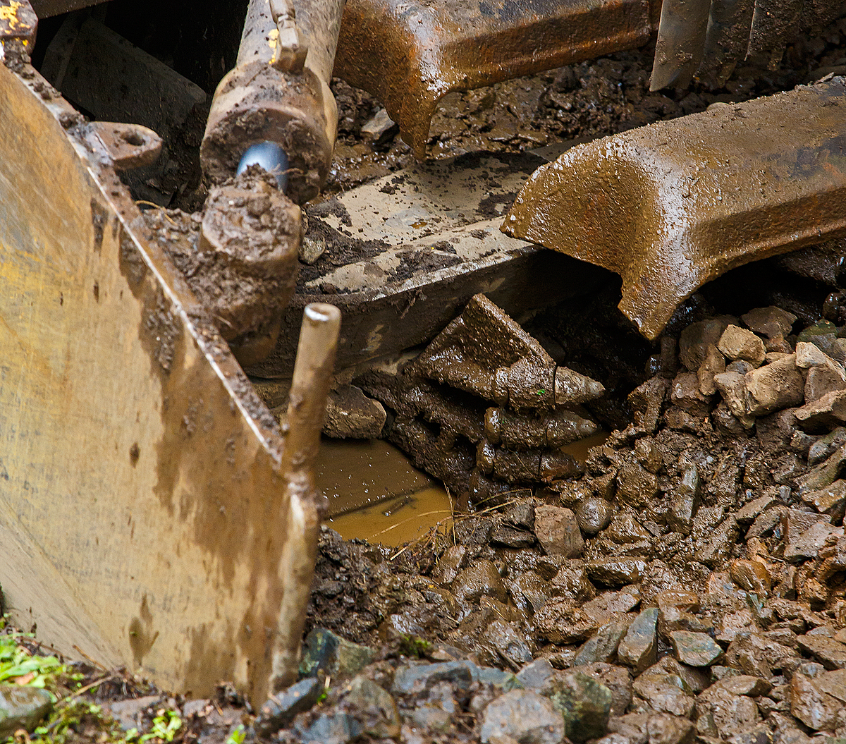 
Detailbild der Kratzerfinger der Schotteraushubkette der Plasser & Theurer Bettungsreinigungsmaschine RM 95-800 W der MGW Gleis- und Weichenbau-Gesellschaft mbH & Co. KG (Berlin), die auf der Hellertalbahn (KBS 462) im Einsatz ist, hier am 21.10.2020 in Neunkirchen-Altenseelbach. 
Die Kratzerfinger sehen aus wie Maulwurfhände und genau das machen sie auch.
