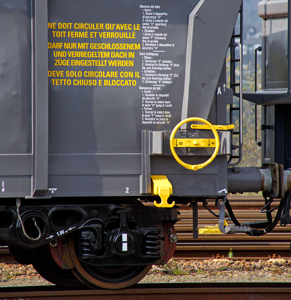 Detailbild mit Bedienungsanleitung frs Rolldach von dem 4-achsigen Drehgestellwagen mit Rolldach speziell fr Tonerde, der Gattung Tamns (31 RIV 87 F-ERSA 0806 762-8) der Vermietungsfirma ERMEWA SA (100%Tochter der SNCF) abgestellt am 10.04.2016 in Wetzlar.