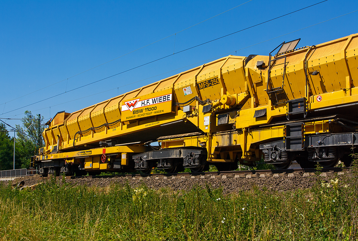 Detailbild der Plasser & Theurer Materialfrder- und Siloeinheit MFS 250 (H.F. Wiebe Bezeichnung Bunker-Schttgut-Wagen BSW 11000) 99 80 9552 063-6 D-GBM (ex 97 19 17 503 57-7), EBA-Nr.  EBA 02 C 02B002, der GBM Wiebe Gleisbaumaschinen GmbH, am 20.07.2013 in Katzenfurt  (Lahn-Dill-Kreis) an der KBS 445  Dillstrecke .