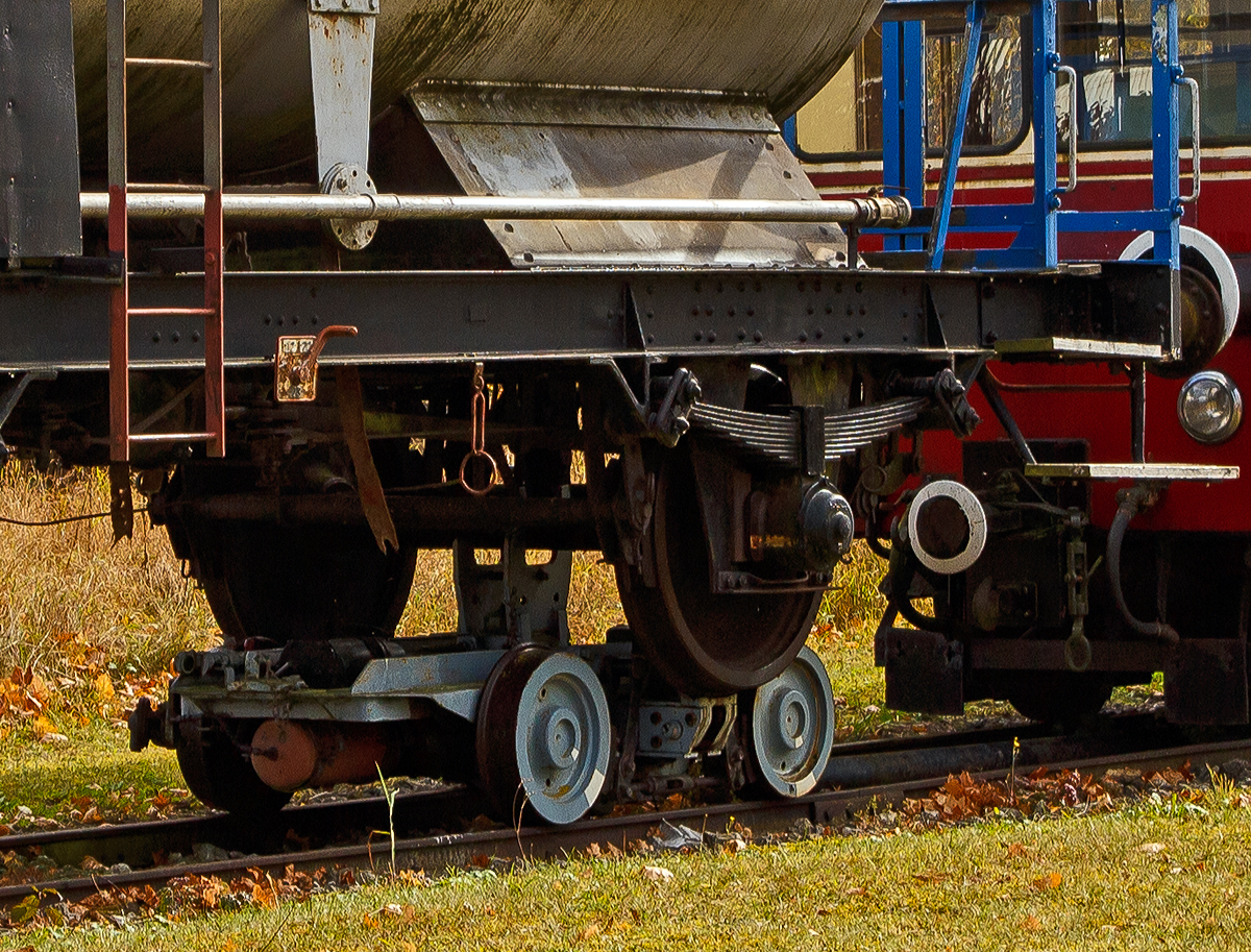 Detailbild Rollbock vom System Langbein, darauf eine Achse eines normalspurigen Wagens, bei einer der beiden Rollbockgruben (Umspuranlage) der meterspurigen Museumsbahn Alp-Bähnle Amstetten-Oppingen (ex WEG Württembergische Eisenbahn Gesellschaft, Bahnstrecke Amstetten- Oppingen-Laichingen) am 26.10.2021 beim Bahnhof Amstetten.